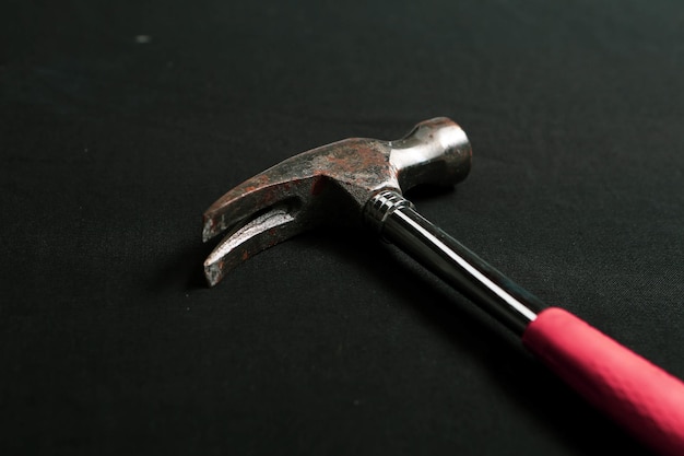 Viejo martillo vintage la herramienta artesanal para carpintero