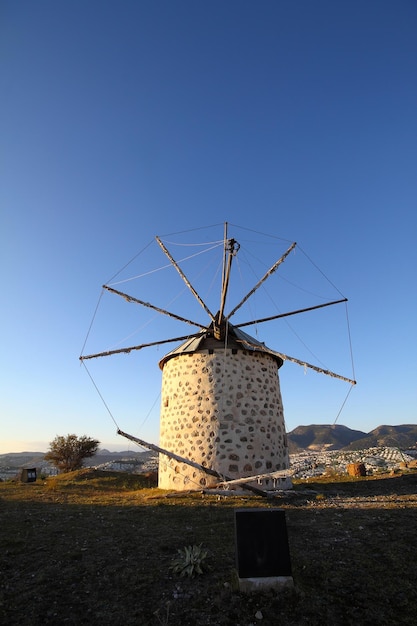 un viejo molino de viento en Turquía