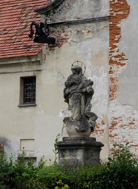 Viejo Monumento a la Madre de Dios frente a la iglesia abandonada