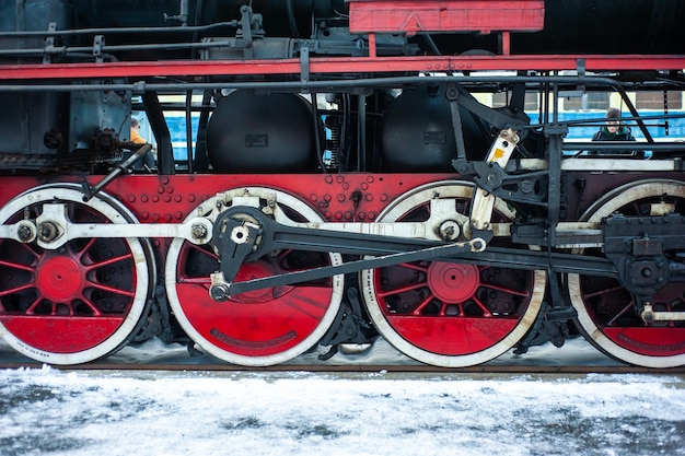 Viejo motor de vapor en una locomotora ferroviaria