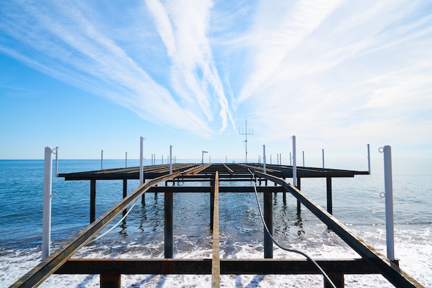 Viejo muelle y hermoso paisaje marino