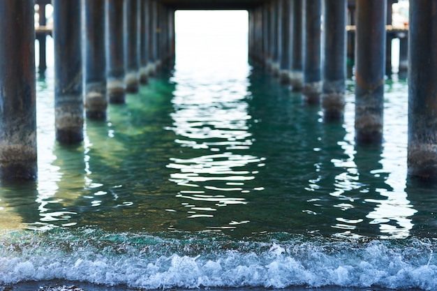 Viejo muelle y hermoso paisaje marino