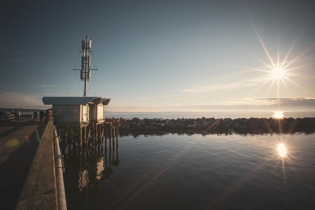 Viejo muelle de madera con una casa en White Rock South Surrey Canadá