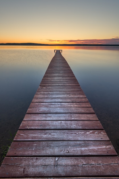 Viejo muelle de madera en puesta de sol