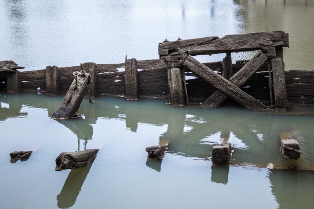 Viejo muelle de madera sobresale del agua