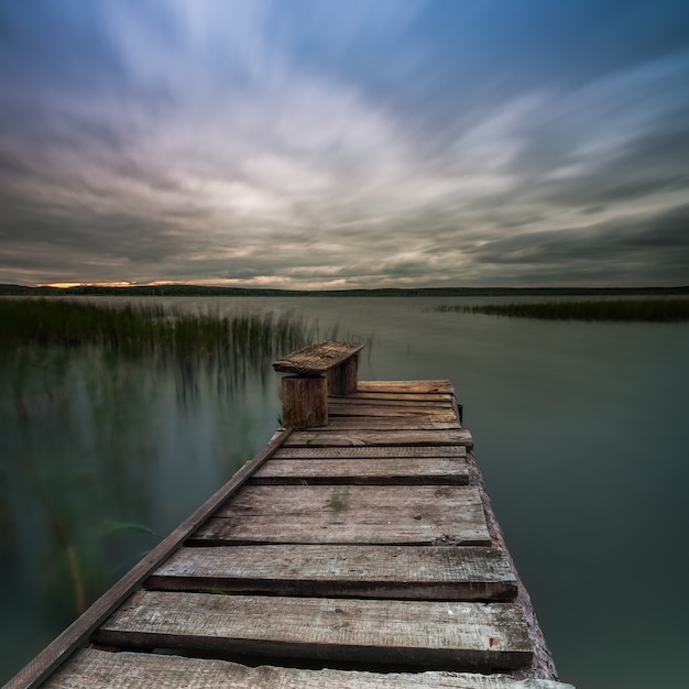 Viejo muelle de madera