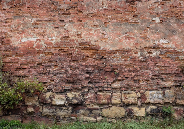 Viejo muro de ladrillo rojo y piedra