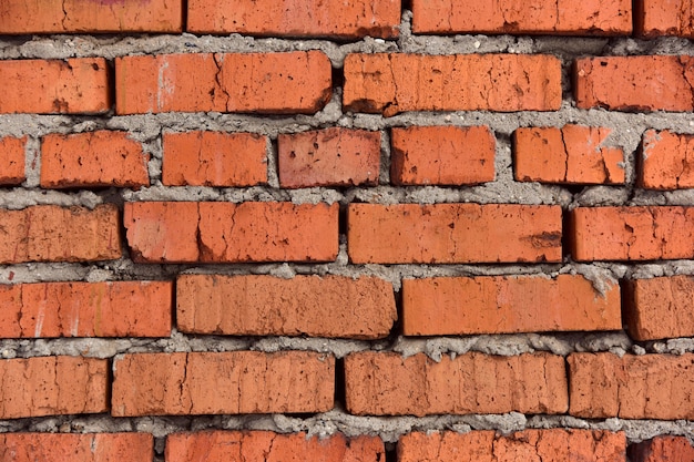 Viejo muro de ladrillo rojo en primer plano.