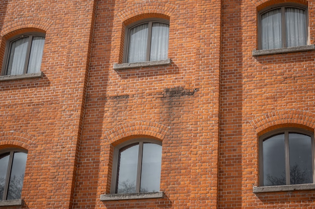 Foto viejo muro de ladrillo rojo windows parte residencial