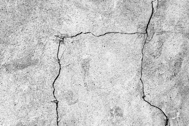 Viejo muro de piedra con crack, fondo texturizado blanco y negro