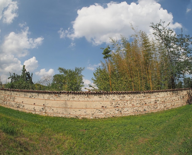 Viejo muro de piedra y ladrillo