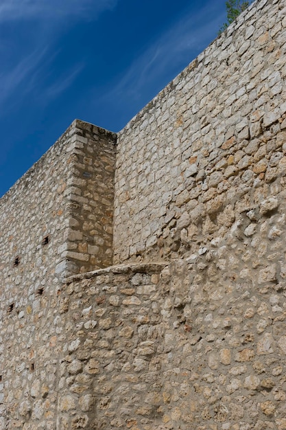 Viejo muro de piedra en el pueblo de chinchon, madrid, españa