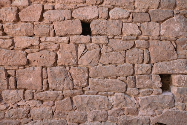 Viejo muro de piedra roja