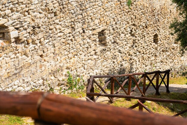 Viejo muro de piedra con ventana en la fortaleza de Pietrasanta en una ciudad italiana medieval