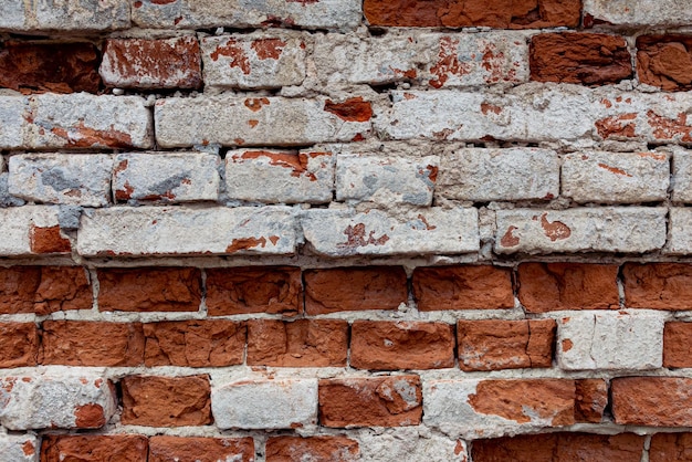 Viejo muro de piedra con yeso pelado