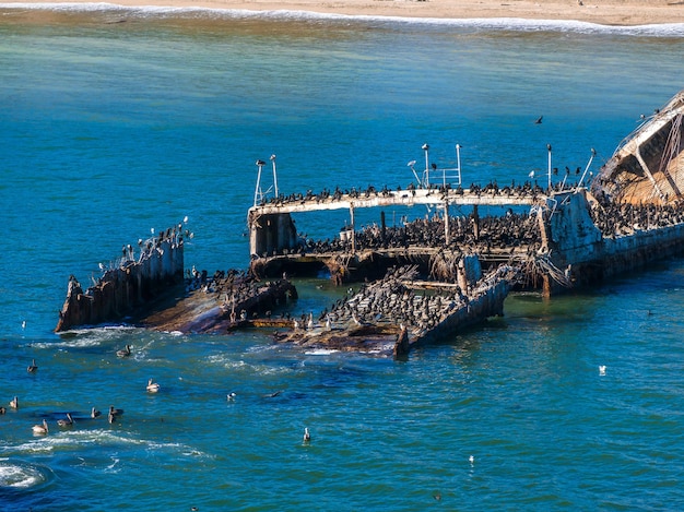 Viejo naufragio de un buque cisterna cerca de la costa de California, EE.UU.