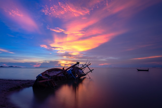 Foto viejo naufragio en la playa durante la puesta de sol en pattaya, tailandia.