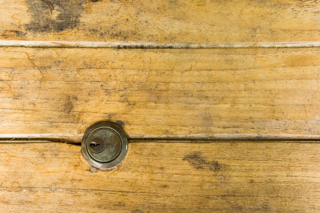 Foto viejo ojo de la cerradura en la puerta de madera