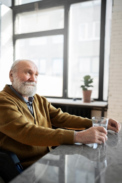 Viejo paciente que sufre de parkinson