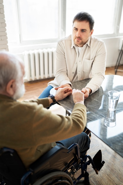 Viejo paciente que sufre de parkinson