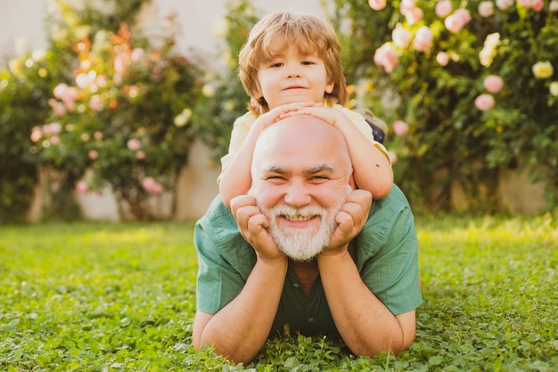 Viejo padre jugar con el hijo feliz día del padre niño feliz con el padre jugando al aire libre padre dando tan...