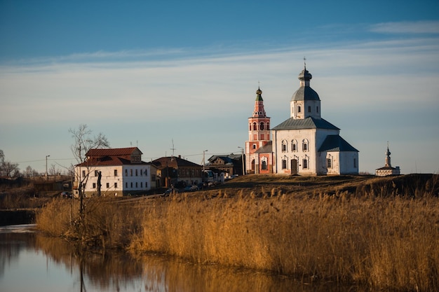 Viejo paisaje de la ciudad rusa con la iglesia Vista del paisaje urbano de Suzdal