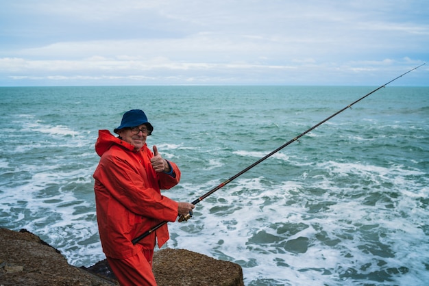 Viejo pescando en el mar.