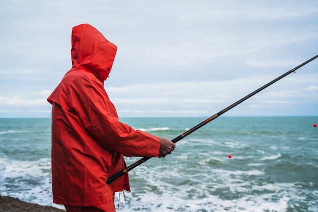 Viejo pescando en el mar