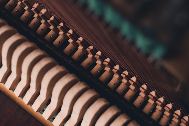 Foto viejo piano acústico vintage en el interior con martillos y cuerdas de cerca afinación de instrumentos musicales enfoque selectivo