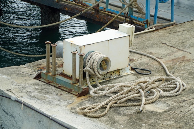 Foto viejo pilar de amarre con cuerda en el muelle desembarque en el muele en el mar de koh chang