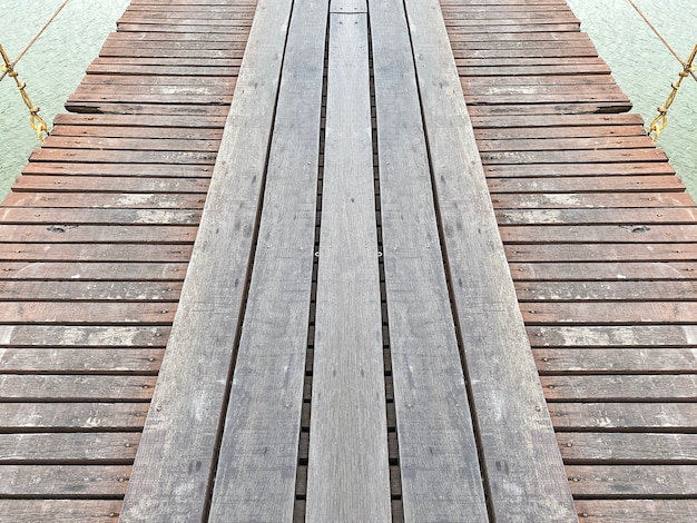 Viejo piso de puente de madera desgastada