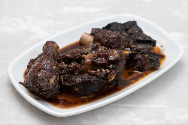 Viejo plato de carne de cabra Chanfana portugués tradicional asado en sartenes