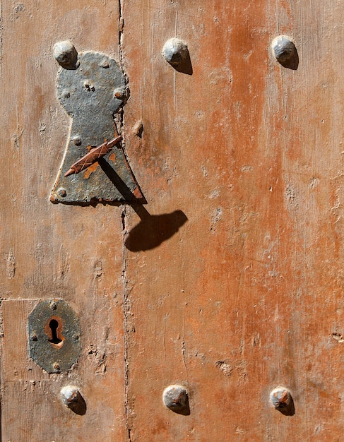 El viejo pomo de la puerta de madera