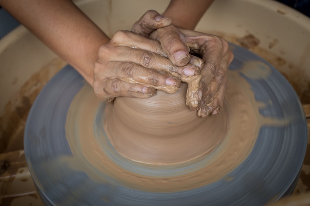 Foto viejo potter creando una nueva olla de cerámica