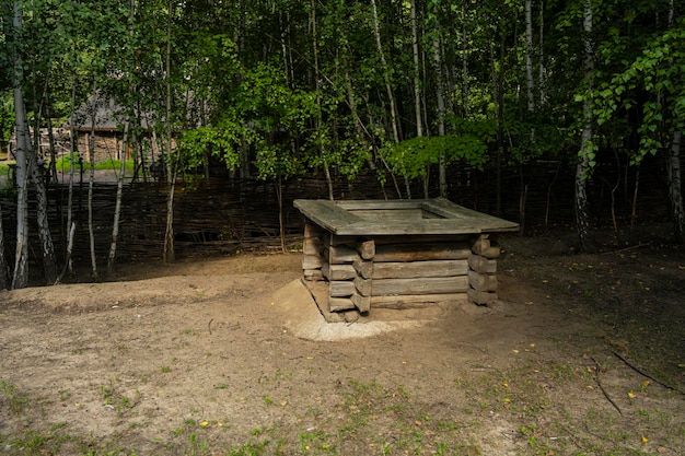 Viejo pozo de madera en el bosque