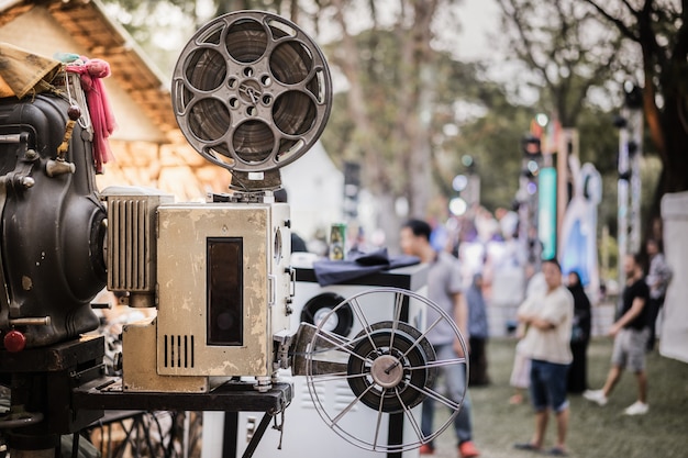 El viejo proyector de película de cine rotativo analógico en cine de cine al aire libre