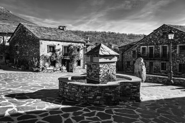 Foto viejo pueblo con casas de piedra en el centro de guadalajara españa foto en blanco y negro