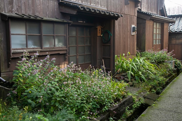 Viejo pueblo tradicional de Shukunegi con casas de madera del período Edo en la isla de Sado Niigata