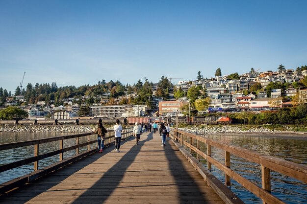 Viejo puente colgante de madera en White Rock South Surrey, Canadá