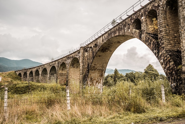 Viejo puente ferroviario en las montañas de los Cárpatos