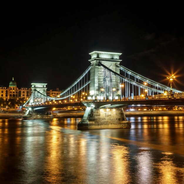 El Viejo Puente de Hierro de noche a la luz de las farolas a través del río Danubio en Budapest, Hungría