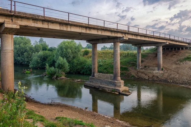 Viejo puente de hormigón sobre el río