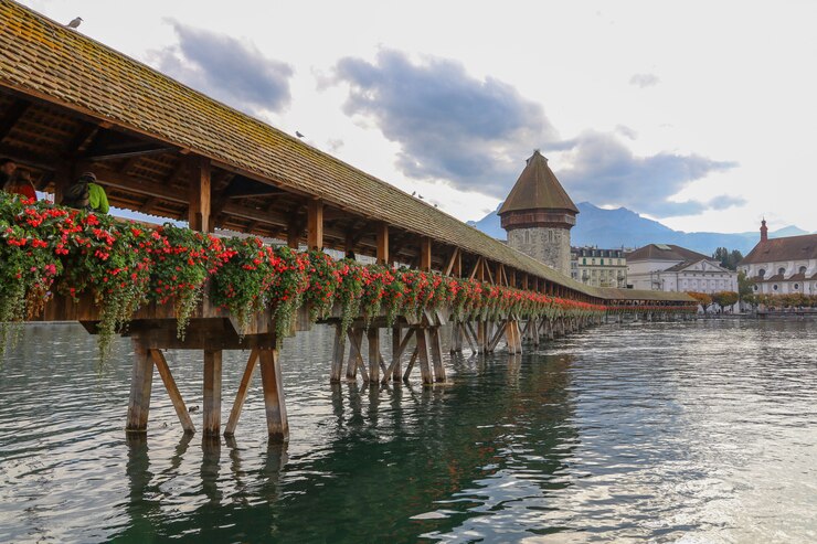 el viejo puente de madera de la capilla es famoso y hermoso hito en Lucerna, Suiza