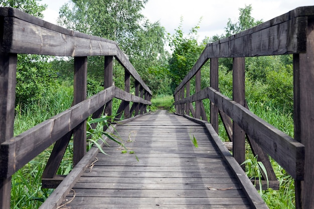 Viejo puente de madera construido sobre el lago