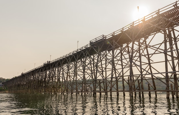 viejo puente de madera largo en Sangklaburi