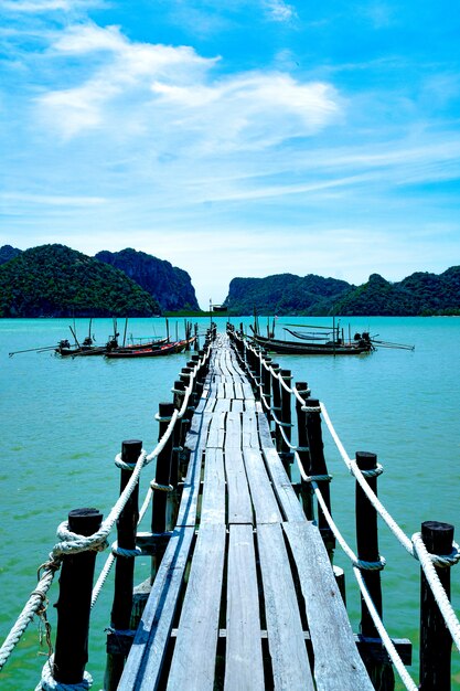 Viejo puente de madera en el mar.