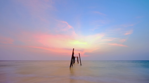 Viejo puente de madera en el mar