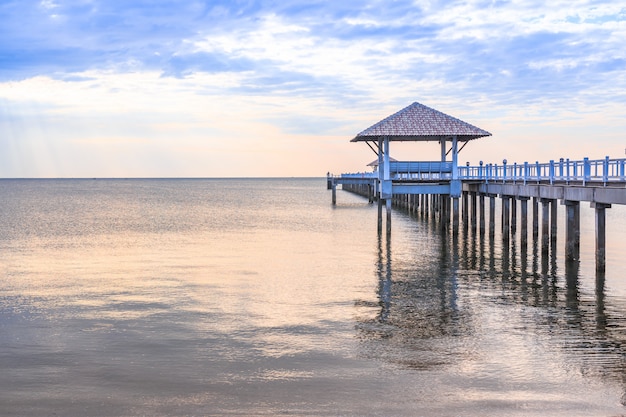 Viejo puente de madera muelle