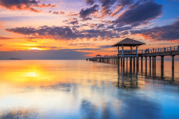 Viejo puente de madera muelle