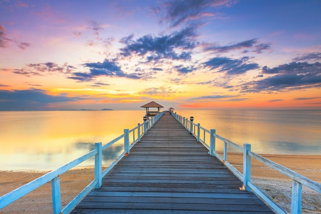 Viejo puente de madera muelle